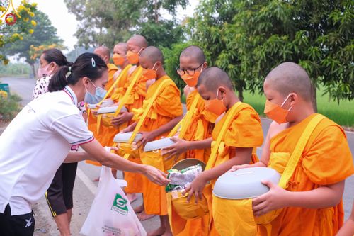 ภาพ No.46017:ประมวลภาพสามเณรออกบิณฑบาตร โครงการบรรพชาสามเณรฟื้นฟูพระพุทธศาสนาทั่วไทย ณ ศูนย์อบรมเยาวชนนครปฐม