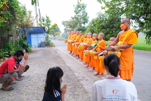ภาพ No.46019:ประมวลภาพสามเณรออกบิณฑบาตร โครงการบรรพชาสามเณรฟื้นฟูพระพุทธศาสนาทั่วไทย ณ ศูนย์อบรมเยาวชนนครปฐม