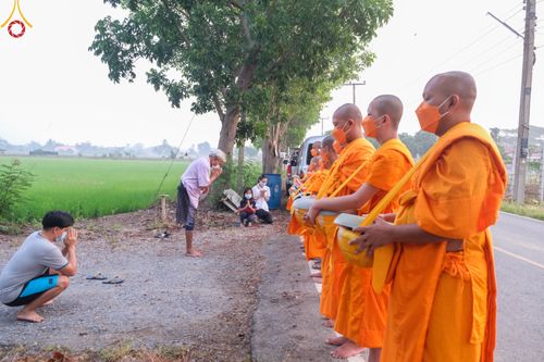 ภาพ No.46020:ประมวลภาพสามเณรออกบิณฑบาตร โครงการบรรพชาสามเณรฟื้นฟูพระพุทธศาสนาทั่วไทย ณ ศูนย์อบรมเยาวชนนครปฐม