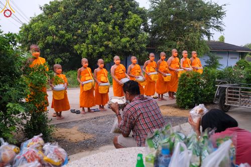 ภาพ No.46022:ประมวลภาพสามเณรออกบิณฑบาตร โครงการบรรพชาสามเณรฟื้นฟูพระพุทธศาสนาทั่วไทย ณ ศูนย์อบรมเยาวชนนครปฐม