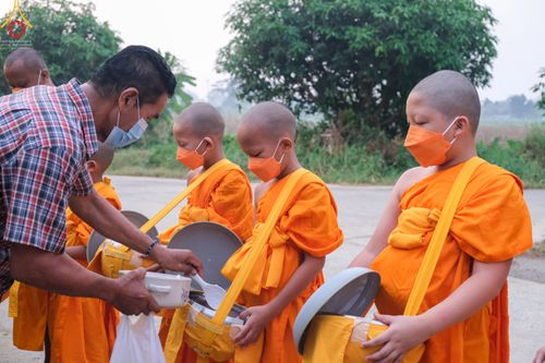 ภาพ No.46023:ประมวลภาพสามเณรออกบิณฑบาตร โครงการบรรพชาสามเณรฟื้นฟูพระพุทธศาสนาทั่วไทย ณ ศูนย์อบรมเยาวชนนครปฐม