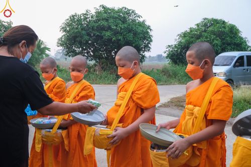 ภาพ No.46025:ประมวลภาพสามเณรออกบิณฑบาตร โครงการบรรพชาสามเณรฟื้นฟูพระพุทธศาสนาทั่วไทย ณ ศูนย์อบรมเยาวชนนครปฐม
