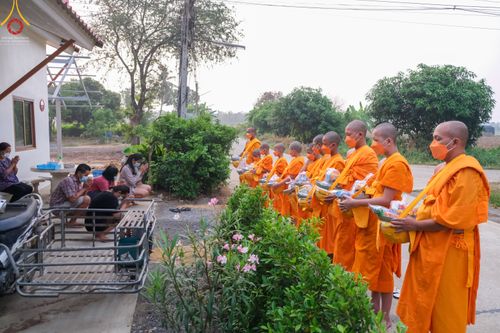 ภาพ No.46024:ประมวลภาพสามเณรออกบิณฑบาตร โครงการบรรพชาสามเณรฟื้นฟูพระพุทธศาสนาทั่วไทย ณ ศูนย์อบรมเยาวชนนครปฐม
