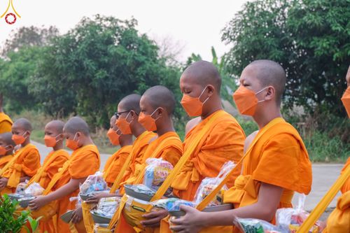 ภาพ No.46028:ประมวลภาพสามเณรออกบิณฑบาตร โครงการบรรพชาสามเณรฟื้นฟูพระพุทธศาสนาทั่วไทย ณ ศูนย์อบรมเยาวชนนครปฐม