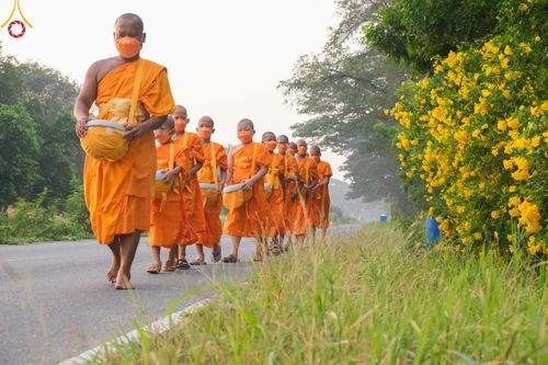 ภาพ No.46027:ประมวลภาพสามเณรออกบิณฑบาตร โครงการบรรพชาสามเณรฟื้นฟูพระพุทธศาสนาทั่วไทย ณ ศูนย์อบรมเยาวชนนครปฐม