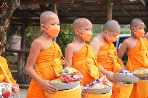 ภาพ No.46029:ประมวลภาพสามเณรออกบิณฑบาตร โครงการบรรพชาสามเณรฟื้นฟูพระพุทธศาสนาทั่วไทย ณ ศูนย์อบรมเยาวชนนครปฐม