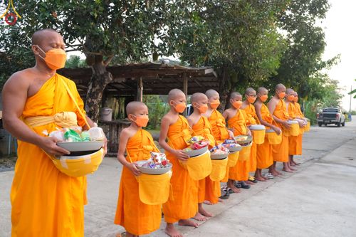 ภาพ No.46030:ประมวลภาพสามเณรออกบิณฑบาตร โครงการบรรพชาสามเณรฟื้นฟูพระพุทธศาสนาทั่วไทย ณ ศูนย์อบรมเยาวชนนครปฐม