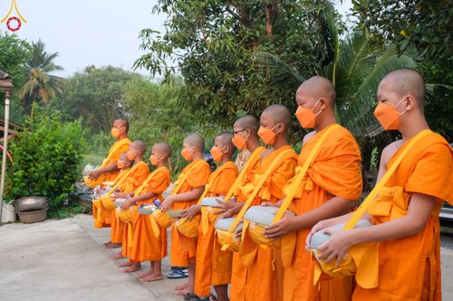 ภาพ No.46031:ประมวลภาพสามเณรออกบิณฑบาตร โครงการบรรพชาสามเณรฟื้นฟูพระพุทธศาสนาทั่วไทย ณ ศูนย์อบรมเยาวชนนครปฐม