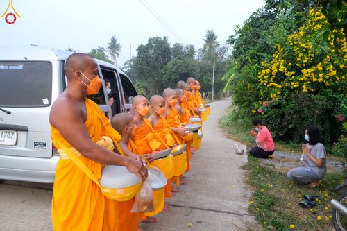 ภาพ No.46032:ประมวลภาพสามเณรออกบิณฑบาตร โครงการบรรพชาสามเณรฟื้นฟูพระพุทธศาสนาทั่วไทย ณ ศูนย์อบรมเยาวชนนครปฐม