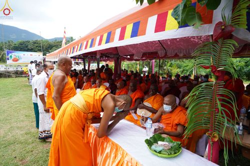 ภาพ No.45412:ประมวลภาพพิธีถวายสังฆทานช่วยเหลือคณะสงฆ์ศรีลังกา ช่วงวิกฤตเศรษฐกิจ บูชาธรรมหลวงพ่อธัมมชโย ในโอกาสวันคุ้มครองโลก พ.ศ. 2565