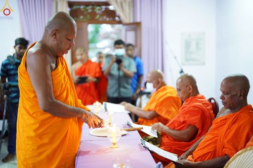 ภาพ No.45420:ประมวลภาพพิธีถวายสังฆทานช่วยเหลือคณะสงฆ์ศรีลังกา ช่วงวิกฤตเศรษฐกิจ บูชาธรรมหลวงพ่อธัมมชโย ในโอกาสวันคุ้มครองโลก พ.ศ. 2565