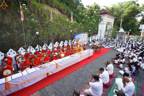 ภาพ No.45425:ประมวลภาพพิธีถวายสังฆทานช่วยเหลือคณะสงฆ์ศรีลังกา ช่วงวิกฤตเศรษฐกิจ บูชาธรรมหลวงพ่อธัมมชโย ในโอกาสวันคุ้มครองโลก พ.ศ. 2565