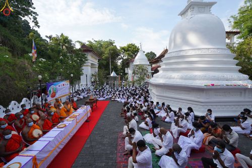 ภาพ No.45424:ประมวลภาพพิธีถวายสังฆทานช่วยเหลือคณะสงฆ์ศรีลังกา ช่วงวิกฤตเศรษฐกิจ บูชาธรรมหลวงพ่อธัมมชโย ในโอกาสวันคุ้มครองโลก พ.ศ. 2565