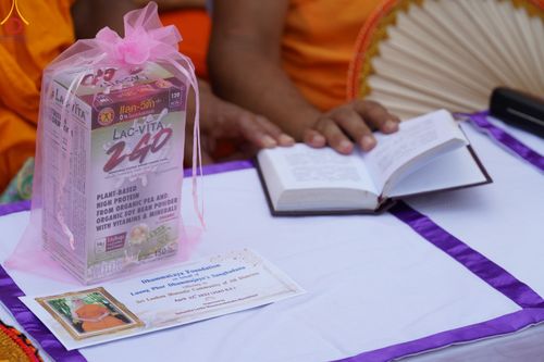 ภาพ No.45430:ประมวลภาพพิธีถวายสังฆทานช่วยเหลือคณะสงฆ์ศรีลังกา ช่วงวิกฤตเศรษฐกิจ บูชาธรรมหลวงพ่อธัมมชโย ในโอกาสวันคุ้มครองโลก พ.ศ. 2565