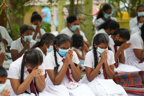 ภาพ No.45439:ประมวลภาพพิธีถวายสังฆทานช่วยเหลือคณะสงฆ์ศรีลังกา ช่วงวิกฤตเศรษฐกิจ บูชาธรรมหลวงพ่อธัมมชโย ในโอกาสวันคุ้มครองโลก พ.ศ. 2565