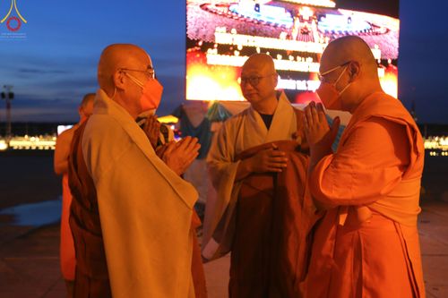 ภาพ No.50486:ประมวลภาพพิธีฉลองชัยสวดมนต์บทธัมมจักกัปปวัตนสูตร 4,654,545,454 จบ เนื่องในวันธรรมชัย