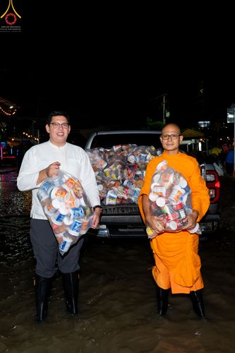ภาพ No.51636:ประมวลภาพวัดพระธรรมกาย มูลนิธิธรรมกาย และคณะศิษยานุศิษย์ฯ ช่วยเหลือผู้ประสบภัยน้ำท่วมชาวรังสิต