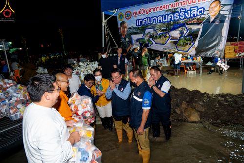 ประมวลภาพวัดพระธรรมกาย มูลนิธิธรรมกาย และคณะศิษยานุศิษย์ฯ ช่วยเหลือผู้ประสบภัยน้ำท่วมชาวรังสิต