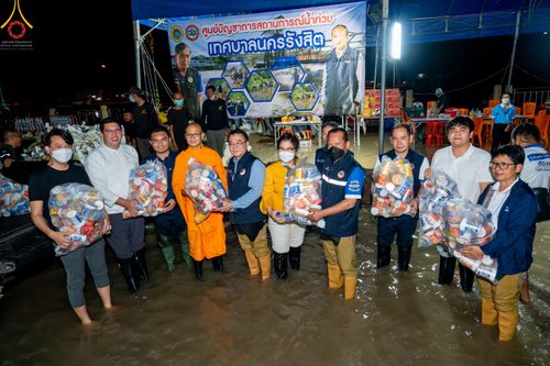 ภาพ No.51633:ประมวลภาพวัดพระธรรมกาย มูลนิธิธรรมกาย และคณะศิษยานุศิษย์ฯ ช่วยเหลือผู้ประสบภัยน้ำท่วมชาวรังสิต