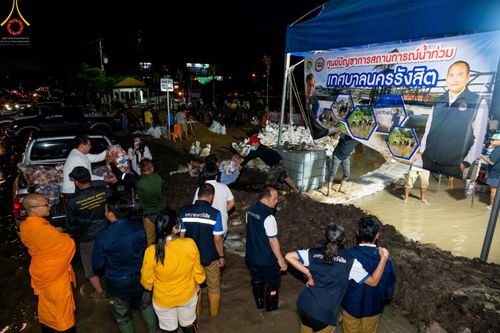 ภาพ No.51638:ประมวลภาพวัดพระธรรมกาย มูลนิธิธรรมกาย และคณะศิษยานุศิษย์ฯ ช่วยเหลือผู้ประสบภัยน้ำท่วมชาวรังสิต
