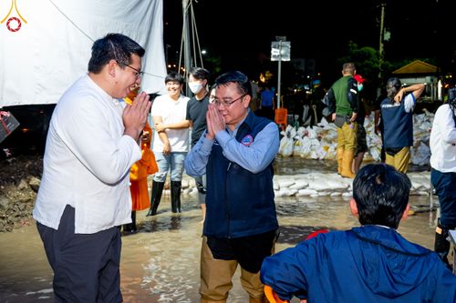 ภาพ No.51637:ประมวลภาพวัดพระธรรมกาย มูลนิธิธรรมกาย และคณะศิษยานุศิษย์ฯ ช่วยเหลือผู้ประสบภัยน้ำท่วมชาวรังสิต
