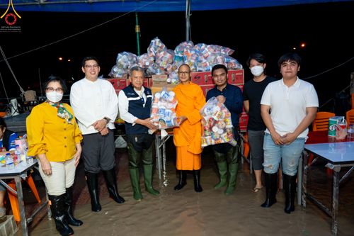 ภาพ No.51640:ประมวลภาพวัดพระธรรมกาย มูลนิธิธรรมกาย และคณะศิษยานุศิษย์ฯ ช่วยเหลือผู้ประสบภัยน้ำท่วมชาวรังสิต