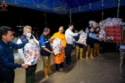ภาพ No.51121:ประมวลภาพวัดพระธรรมกาย มูลนิธิธรรมกาย และคณะศิษยานุศิษย์ฯ ช่วยเหลือผู้ประสบภัยน้ำท่วม เทศบาลนครรังสิต