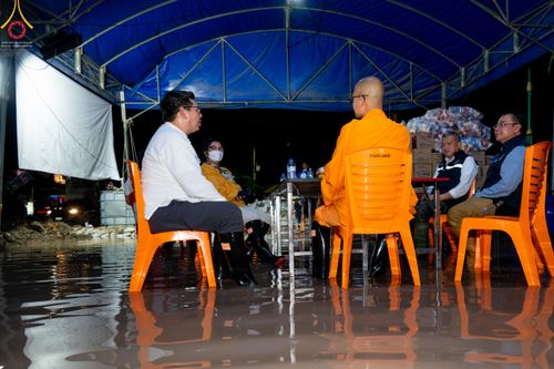 ภาพ No.51642:ประมวลภาพวัดพระธรรมกาย มูลนิธิธรรมกาย และคณะศิษยานุศิษย์ฯ ช่วยเหลือผู้ประสบภัยน้ำท่วมชาวรังสิต