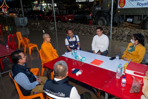 ภาพ No.51643:ประมวลภาพวัดพระธรรมกาย มูลนิธิธรรมกาย และคณะศิษยานุศิษย์ฯ ช่วยเหลือผู้ประสบภัยน้ำท่วมชาวรังสิต
