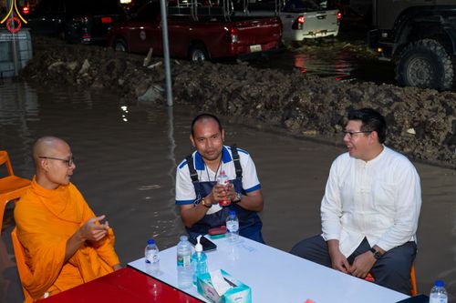 ภาพ No.51645:ประมวลภาพวัดพระธรรมกาย มูลนิธิธรรมกาย และคณะศิษยานุศิษย์ฯ ช่วยเหลือผู้ประสบภัยน้ำท่วมชาวรังสิต