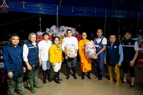 ภาพ No.51646:ประมวลภาพวัดพระธรรมกาย มูลนิธิธรรมกาย และคณะศิษยานุศิษย์ฯ ช่วยเหลือผู้ประสบภัยน้ำท่วมชาวรังสิต