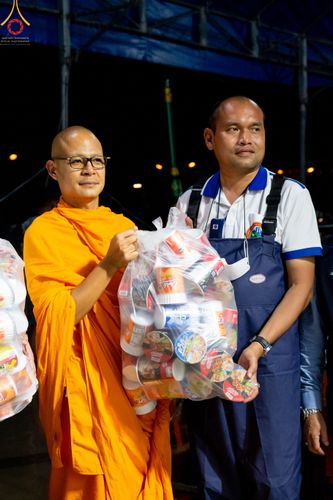 ภาพ No.51127:ประมวลภาพวัดพระธรรมกาย มูลนิธิธรรมกาย และคณะศิษยานุศิษย์ฯ ช่วยเหลือผู้ประสบภัยน้ำท่วม เทศบาลนครรังสิต