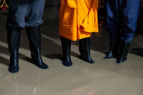 ภาพ No.51647:ประมวลภาพวัดพระธรรมกาย มูลนิธิธรรมกาย และคณะศิษยานุศิษย์ฯ ช่วยเหลือผู้ประสบภัยน้ำท่วมชาวรังสิต