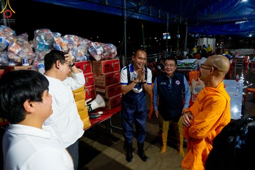 ภาพ No.51649:ประมวลภาพวัดพระธรรมกาย มูลนิธิธรรมกาย และคณะศิษยานุศิษย์ฯ ช่วยเหลือผู้ประสบภัยน้ำท่วมชาวรังสิต
