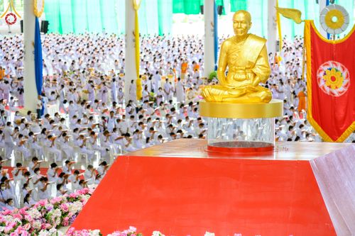 ภาพ No.51246:ประมวลภาพพิธีทอดผ้าป่าสมทบกฐิน ครั้งที่  2 เนื่องในวันครูผู้ค้นพบวิชชาธรรมกาย