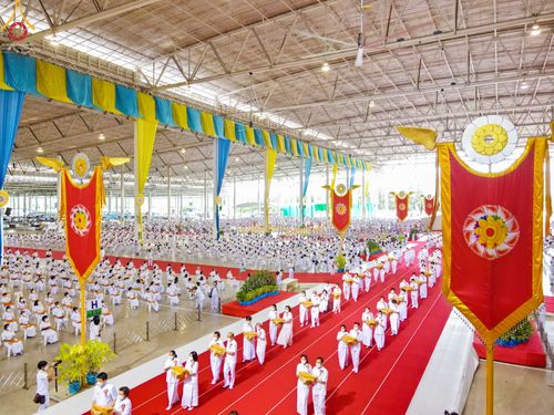 ภาพ No.51272:ประมวลภาพพิธีทอดผ้าป่าสมทบกฐิน ครั้งที่  2 เนื่องในวันครูผู้ค้นพบวิชชาธรรมกาย