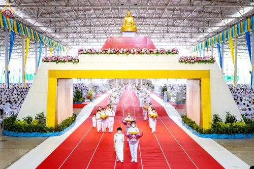 ภาพ No.51278:ประมวลภาพพิธีทอดผ้าป่าสมทบกฐิน ครั้งที่  2 เนื่องในวันครูผู้ค้นพบวิชชาธรรมกาย