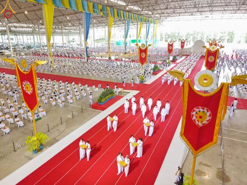 ภาพ No.51275:ประมวลภาพพิธีทอดผ้าป่าสมทบกฐิน ครั้งที่  2 เนื่องในวันครูผู้ค้นพบวิชชาธรรมกาย