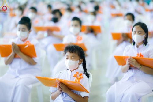 ภาพ No.51305:ประมวลภาพพิธีทอดผ้าป่าสมทบกฐิน ครั้งที่  2 เนื่องในวันครูผู้ค้นพบวิชชาธรรมกาย