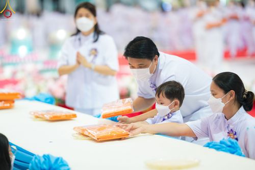 ภาพ No.51315:ประมวลภาพพิธีทอดผ้าป่าสมทบกฐิน ครั้งที่  2 เนื่องในวันครูผู้ค้นพบวิชชาธรรมกาย