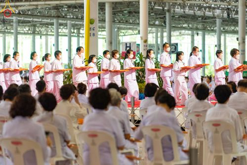 ภาพ No.51327:ประมวลภาพพิธีทอดผ้าป่าสมทบกฐิน ครั้งที่  2 เนื่องในวันครูผู้ค้นพบวิชชาธรรมกาย