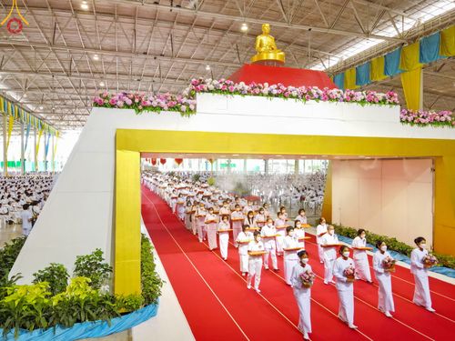 ภาพ No.51323:ประมวลภาพพิธีทอดผ้าป่าสมทบกฐิน ครั้งที่  2 เนื่องในวันครูผู้ค้นพบวิชชาธรรมกาย