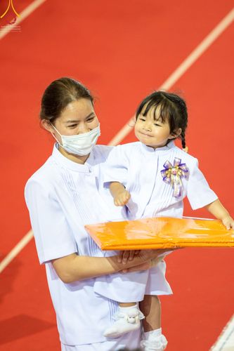 ภาพ No.51328:ประมวลภาพพิธีทอดผ้าป่าสมทบกฐิน ครั้งที่  2 เนื่องในวันครูผู้ค้นพบวิชชาธรรมกาย