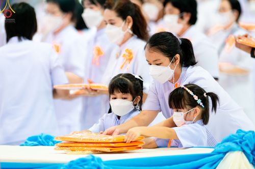 ภาพ No.51341:ประมวลภาพพิธีทอดผ้าป่าสมทบกฐิน ครั้งที่  2 เนื่องในวันครูผู้ค้นพบวิชชาธรรมกาย