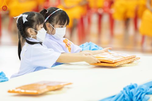 ภาพ No.51343:ประมวลภาพพิธีทอดผ้าป่าสมทบกฐิน ครั้งที่  2 เนื่องในวันครูผู้ค้นพบวิชชาธรรมกาย