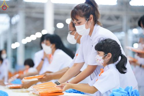 ภาพ No.51374:ประมวลภาพพิธีทอดผ้าป่าสมทบกฐิน ครั้งที่  2 เนื่องในวันครูผู้ค้นพบวิชชาธรรมกาย