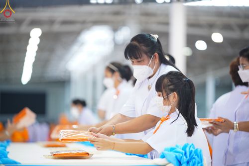 ภาพ No.51373:ประมวลภาพพิธีทอดผ้าป่าสมทบกฐิน ครั้งที่  2 เนื่องในวันครูผู้ค้นพบวิชชาธรรมกาย