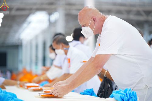 ภาพ No.51377:ประมวลภาพพิธีทอดผ้าป่าสมทบกฐิน ครั้งที่  2 เนื่องในวันครูผู้ค้นพบวิชชาธรรมกาย