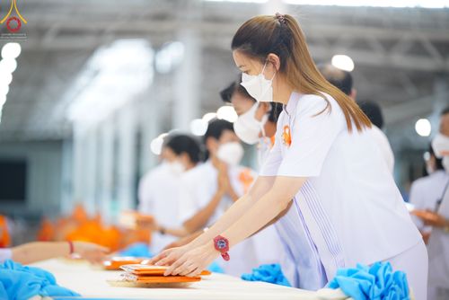 ภาพ No.51375:ประมวลภาพพิธีทอดผ้าป่าสมทบกฐิน ครั้งที่  2 เนื่องในวันครูผู้ค้นพบวิชชาธรรมกาย