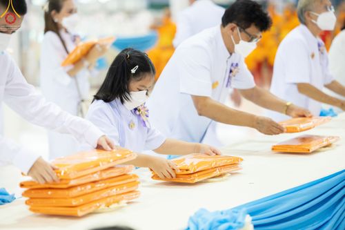 ภาพ No.51386:ประมวลภาพพิธีทอดผ้าป่าสมทบกฐิน ครั้งที่  2 เนื่องในวันครูผู้ค้นพบวิชชาธรรมกาย